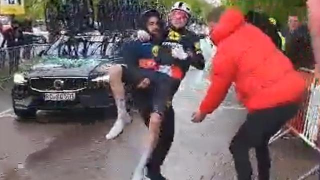 Skjlemose, retirado en brazos por un asistente.