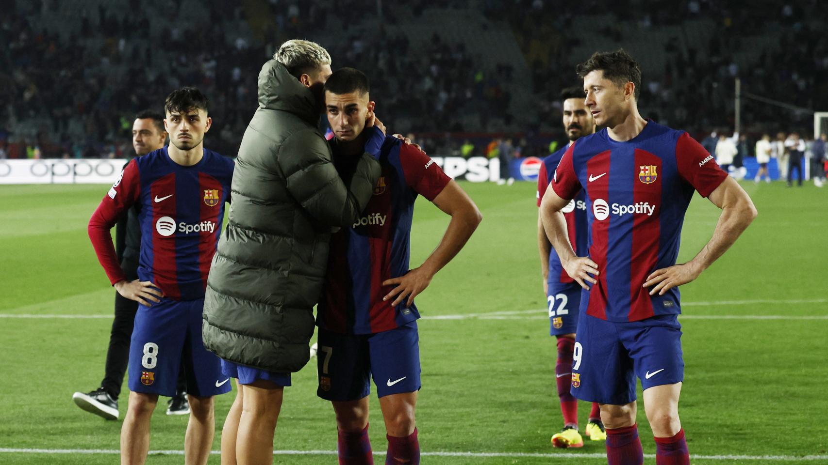 Los jugadores del Barça tras perder contra el PSG.