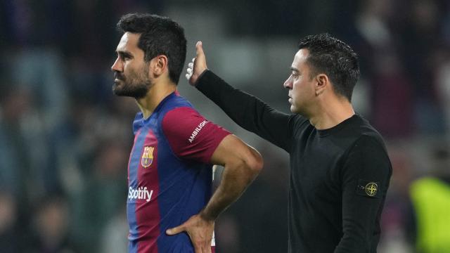 Gündogan, junto a Xavi Hernández tras la eliminación del Barça ante el PSG