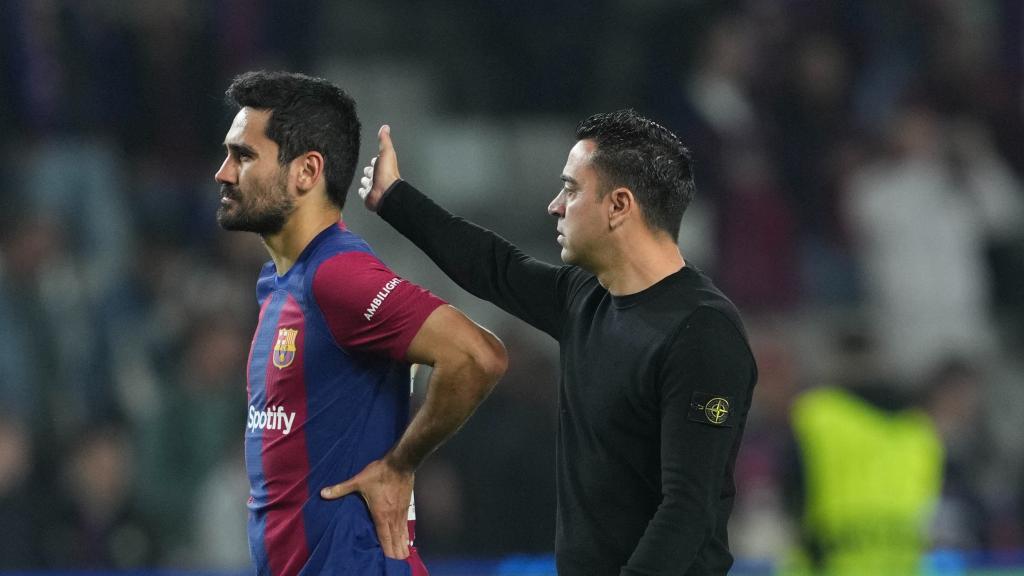 Gündogan, junto a Xavi Hernández tras la eliminación del Barça ante el PSG