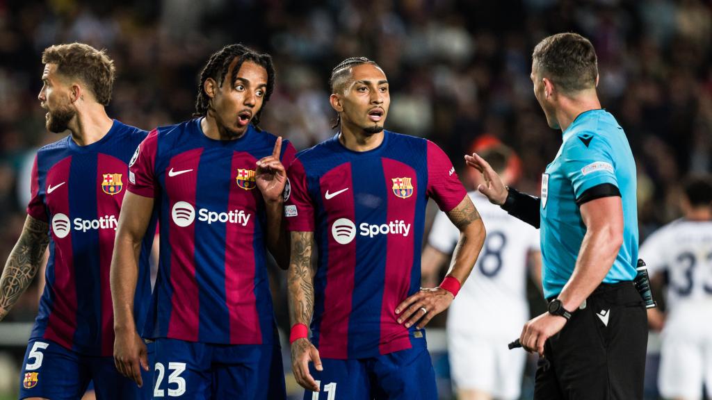 Julés Koundé le hace un gesto al árbitro durante el partido de cuartos de final de la Champions League.