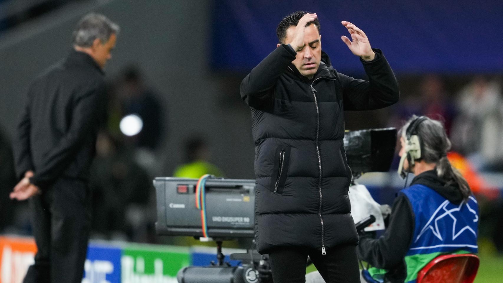 Xavi Hernández se queja en el partido contra el PSG.