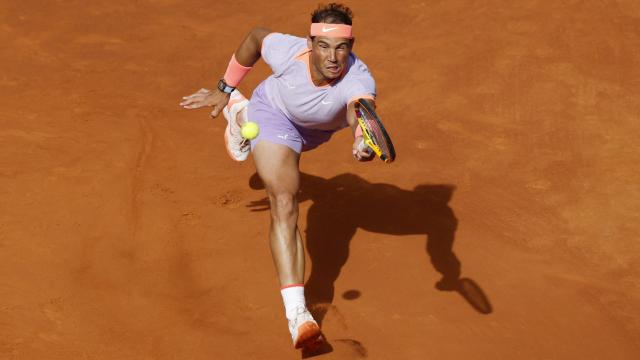 Rafa Nadal realiza un golpe de derecha durante el partido de segunda ronda frente a De Miñaur.