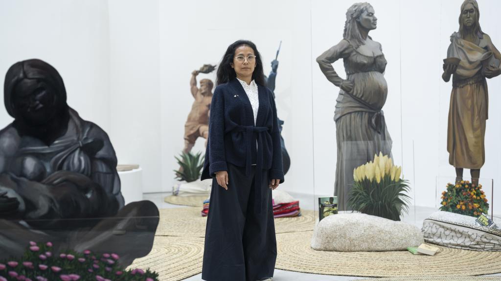 Sandra Gamarra posa junto a su 'Jardín Migrante' en el Pabellón de España. Foto: Oak Taylor Smith