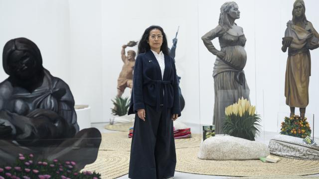 Sandra Gamarra posa junto a su 'Jardín Migrante' en el Pabellón de España. Foto: Oak Taylor Smith