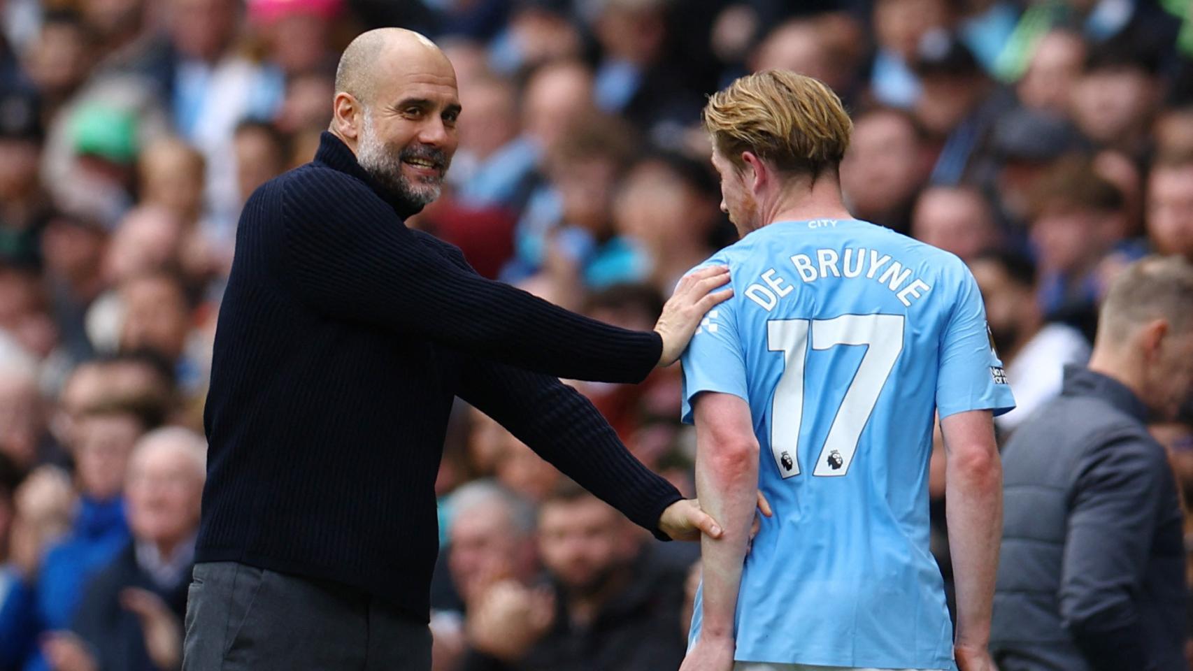Kevin de Bruyne junto a Pep Guardiola en un partido del Manchester City