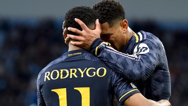Rodrygo, felicitado por Bellingham.