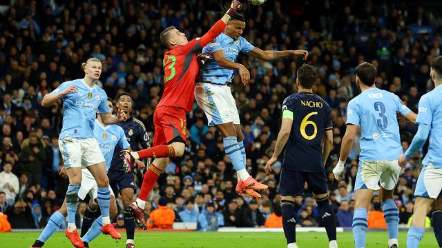 Lunin pelea por un balón aéreo en el partido contra el City.