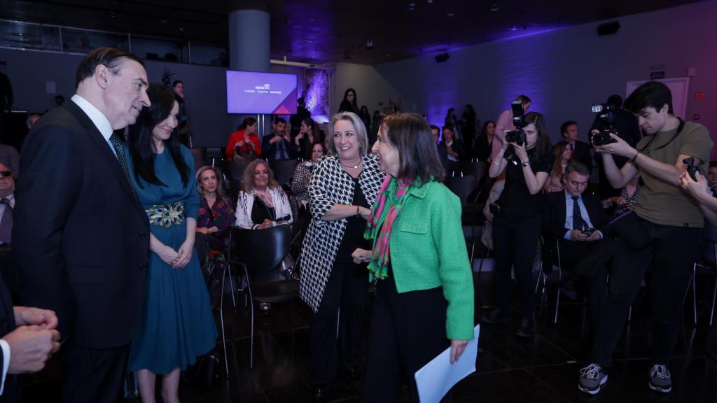 Pedro J. Ramírez, presidente y director ejecutivo de EL ESPAÑOL; Cruz Sánchez de Lara, vicepresidenta de EL ESPAÑOL; Esther Esteban, presidenta de EL ESPAÑOL-EL DIGITAL CLM y Margarita Robles, ministra de Defensa.