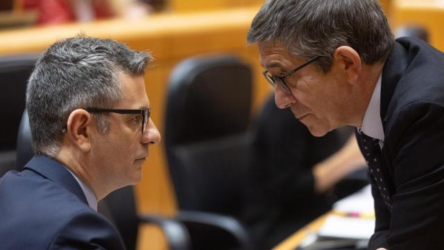 El ministro de Presidencia, Félix Bolaños, y el portavoz del PSOE en el Congreso, Patxi López, en un pleno celebrado el pasado 10 de enero.