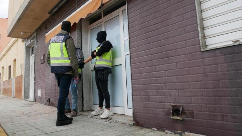 Registros policiales en Melilla durante la investigación contra la compra de votos.