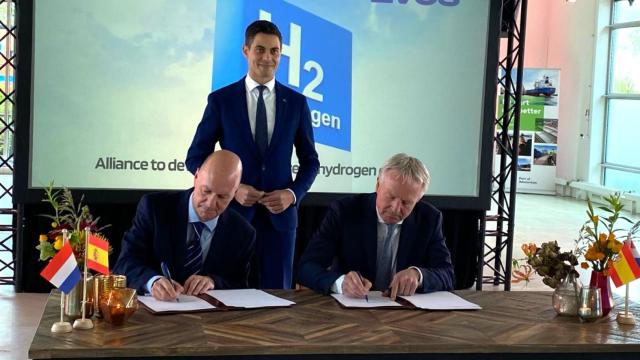 Firma del acuerdo entre Cepsa y Evos en Ámsterdam.