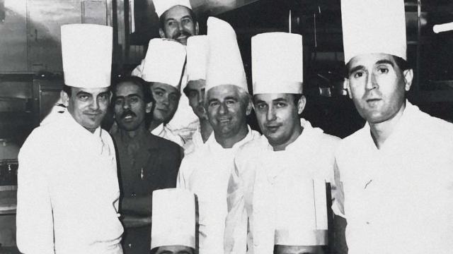 El jefe de cocina de Zalacaín, Benjamín Urdiain, rodeado de su equipo de cocineros. Foto: Zalacaín
