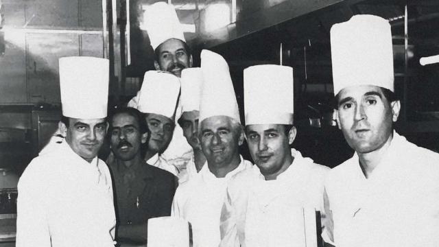 El jefe de cocina de Zalacaín, Benjamín Urdiain, rodeado de su equipo de cocineros que consiguió las primeras tres estrellas Michelin de España.