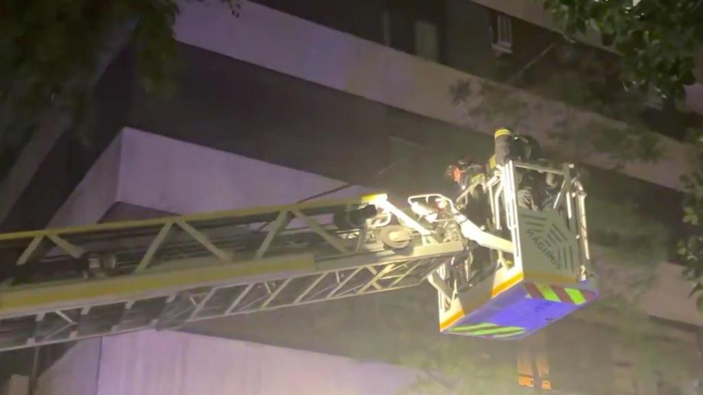 Bomberos de Madrid trabajando en el edificio de ocho plantas en Chamberí.