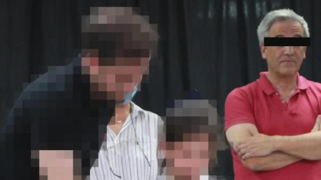 Antonio, a la derecha, en una actividad escolar publicada en redes por el colegio.