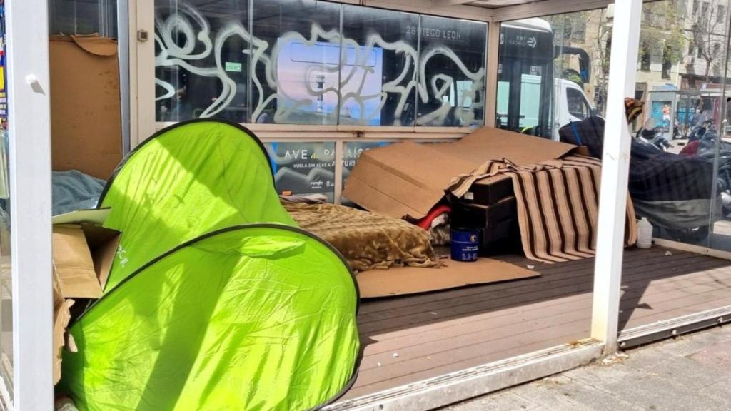 Terraza ilegal ocupada por los enseres de tres indigentes, que duermen en el velador.