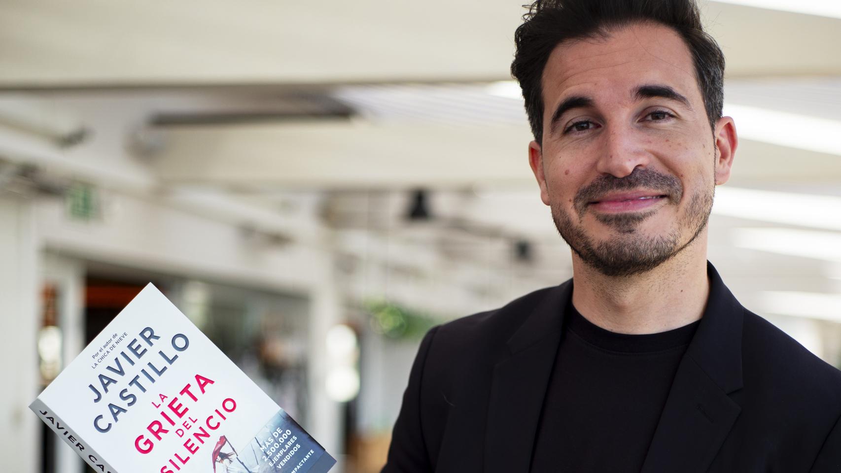 Javier Castillo posa con su nueva novela.