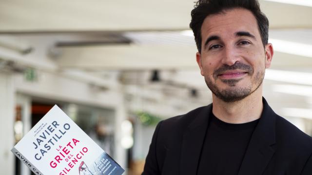 Javier Castillo posa con su nueva novela.