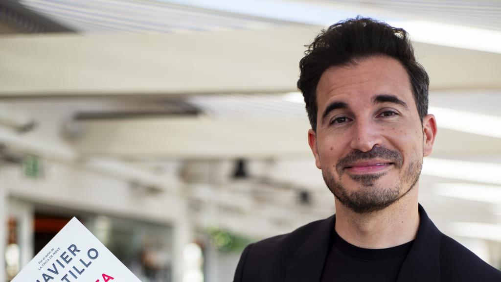 Javier Castillo posa con su nueva novela.