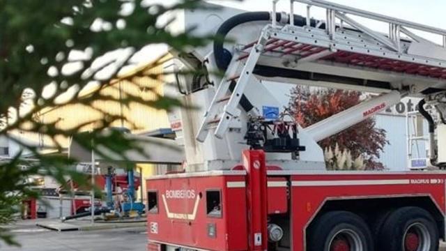 Dos afectados tras el incendio de la cocina de una vivienda en Estepona.