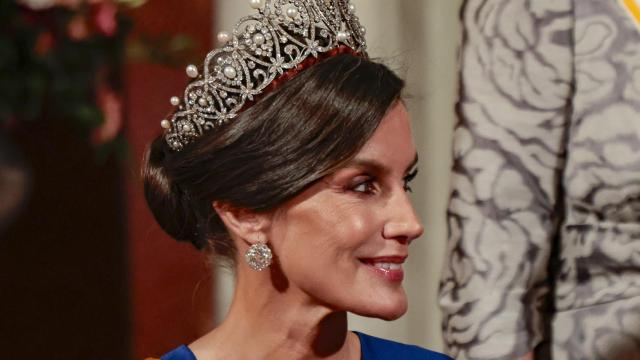 La sobriedad de Letizia en la cena de gala: vestido azul cobalto y la tiara Rusa como protagonista