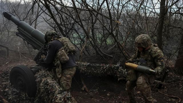 Varios militares ucranianos durante un combate con tropas rusas en la región de Donetsk. 5 de abril de 2024.