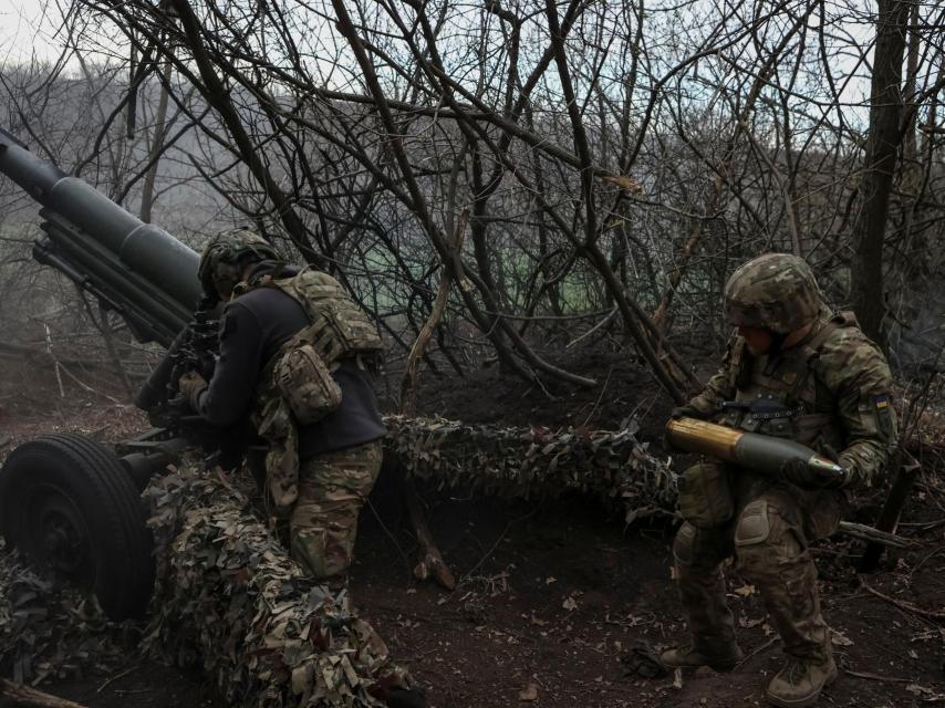 Varios militares ucranianos durante un combate con tropas rusas en la región de Donetsk. 5 de abril de 2024.