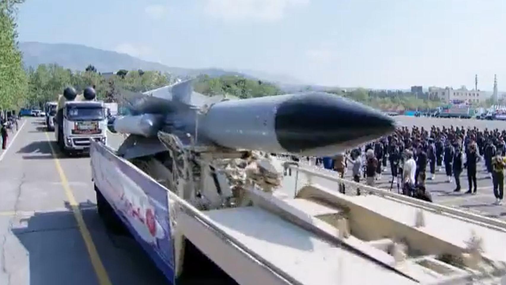 Un misil iraní durante un desfile militar celebrado este miércoles.