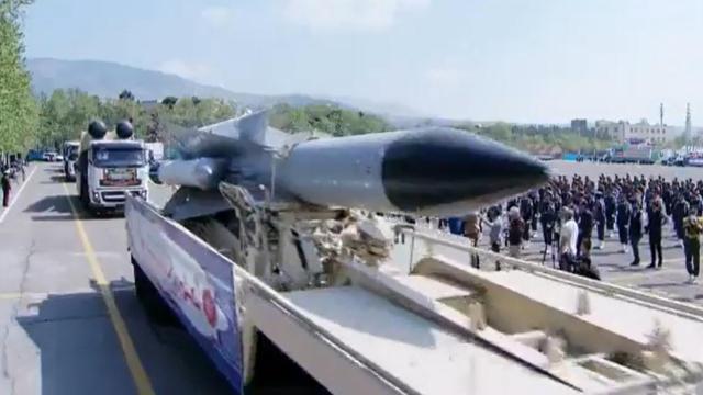 Un misil iraní durante un desfile militar celebrado este miércoles.
