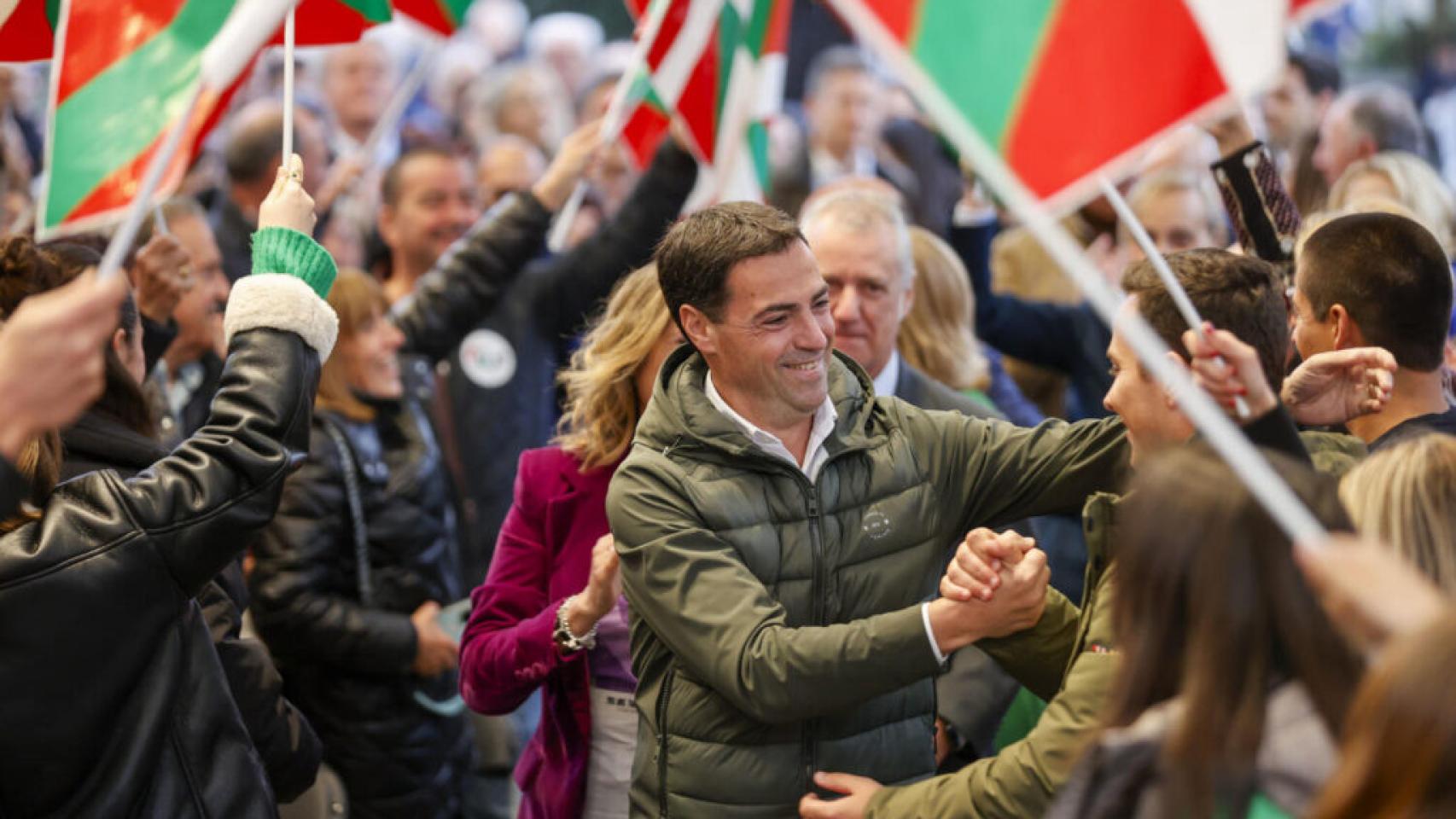 El candidato a lehendakari del PNV, Imanol Pradales, participa en un mitin en Barakaldo, este martes.