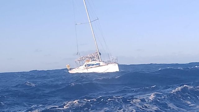 Buscan en la costa de Galicia a un regatista que se cayó al mar