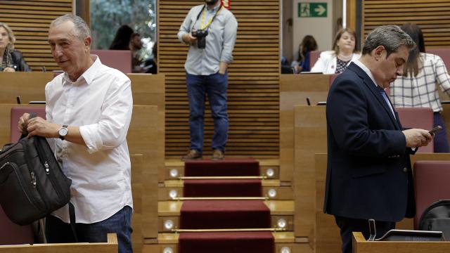 Los síndics de Compromís, Joan Baldoví, y de Vox, Jose María Llanos, en el pleno de este miércoles