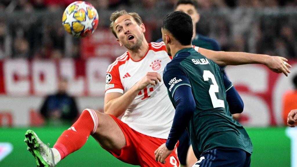 Harry Kane lucha por el balón.