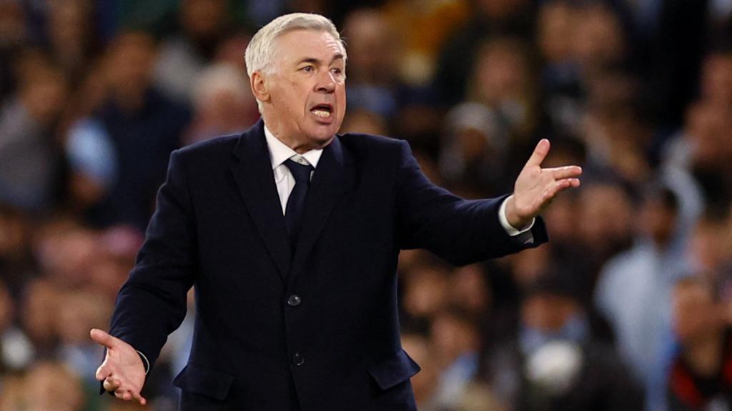 Carlo Ancelotti da instrucciones a sus jugadores en la eliminatoria frente al Manchester City.