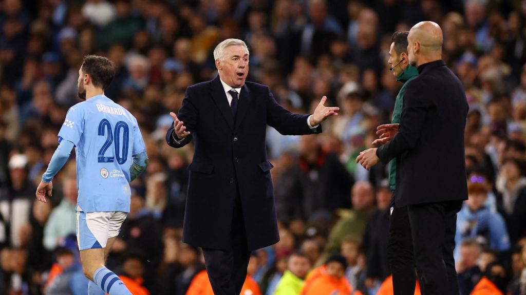 Ancelotti protesta una acción ante la mirada de Guardiola.