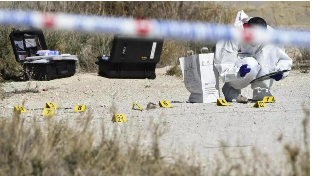 La Policía Judicial analizando el paraje donde apareció el cadáver de la turista.