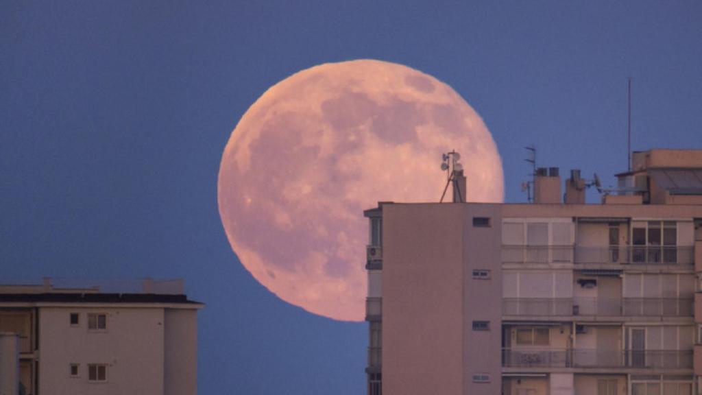 Imagen de una super luna en platja d'aro