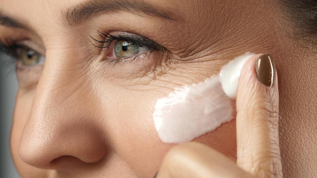 Imagen de una mujer aplicándose crema en el rostro.