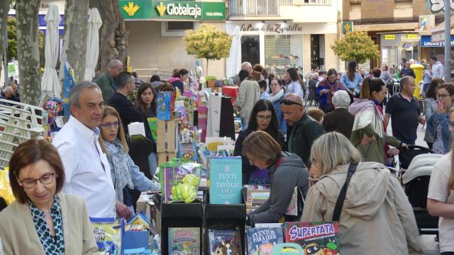 Varios puestos de libros en Cuenca.