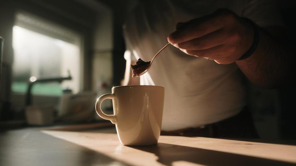 Hombre vertiendo cacao en una taza.