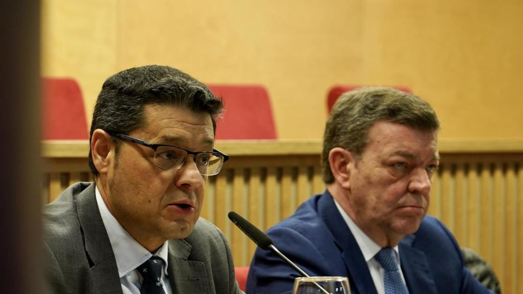 El decano del Colegio de la Abogacía de Valladolid (Icava) y secretario general del Consejo General de la Abogacía Española (CGAE), Javier Martín, y el consejero de la Presidencia de la Junta de Castilla y León, Luis Miguel González Gago
