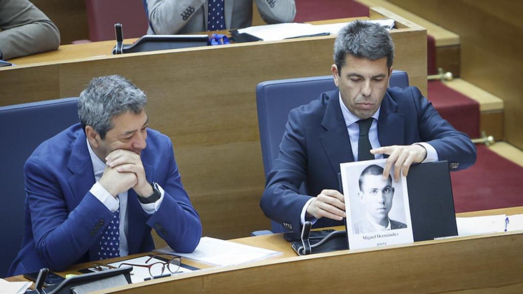 El presidente Carlos Mazón con la fotografía de Miguel Hernández durante el pleno