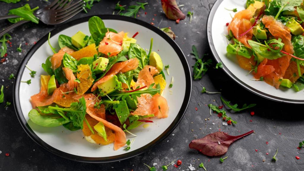 Una ensalada de salmón, aguacate y espinacas