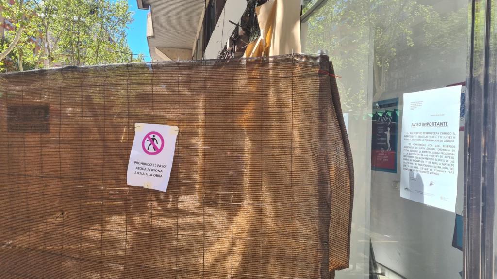 Retirada del rótulo de Multicentro Tres Cruces
