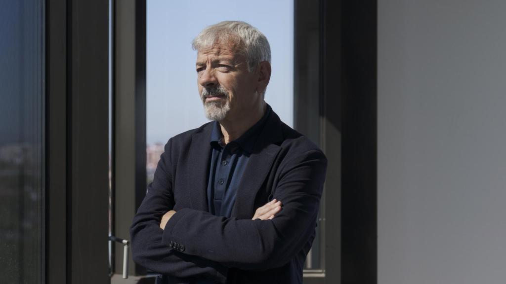 Carlos Sobera posa justo antes de su entrevista en el edificio del grupo Planeta.