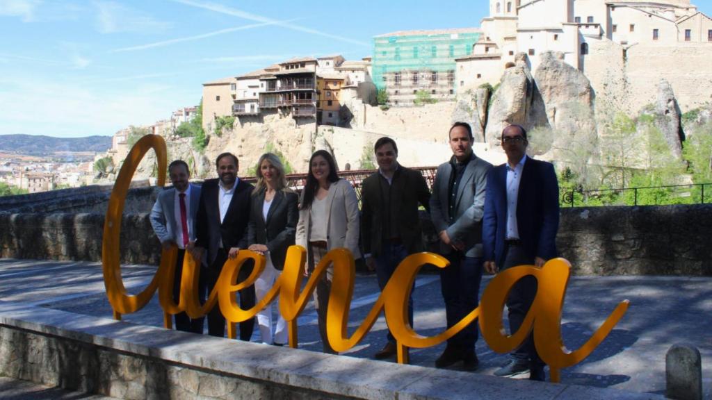 Cayetana Álvarez de Toledo junto a los dirigentes del PP, este jueves en Cuenca