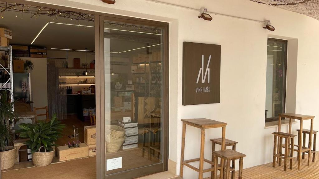 El exterior de la tienda Vins i més.