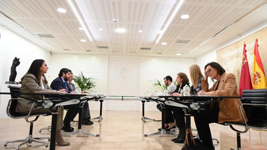 Los equipos de trabajo del Gobierno de la Región de Murcia y dle Ministerio para la Transición Ecológica, este jueves, antes de la rueda de prensa de López Miras y Ribera.