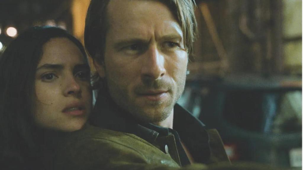 Eiza Gonzalez y Glen Powell en 'Hit Man'